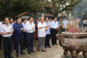 Dâng hương tưởng niệm các Vua Hùng