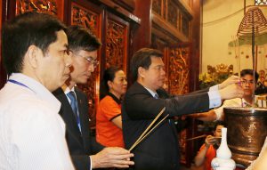 Đoàn đại biểu Hội thi chuyên môn – nghiệp vụ các trường ĐH, CĐ cụm Trung Bắc, lần thứ XII dâng hương báo công các Vua Hùng