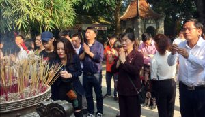 Đông đảo người dân dâng hương tại Đền Hùng