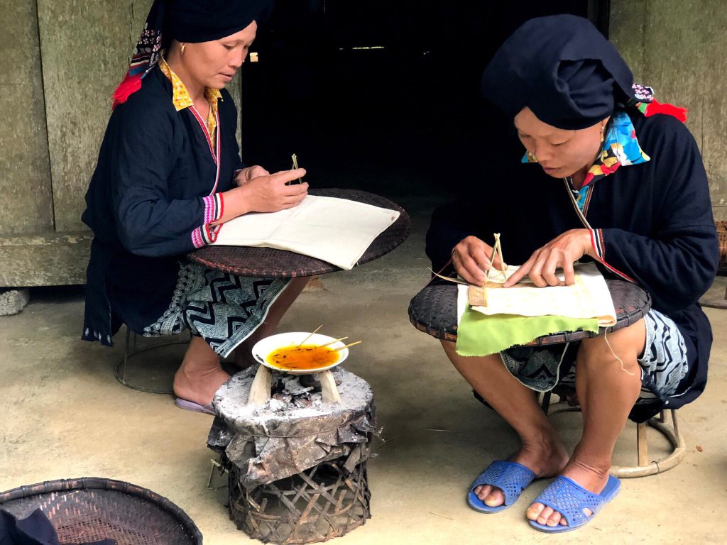 Nghệ thuật in hoa văn trên vải bằng sáp ong của người Dao Tiền