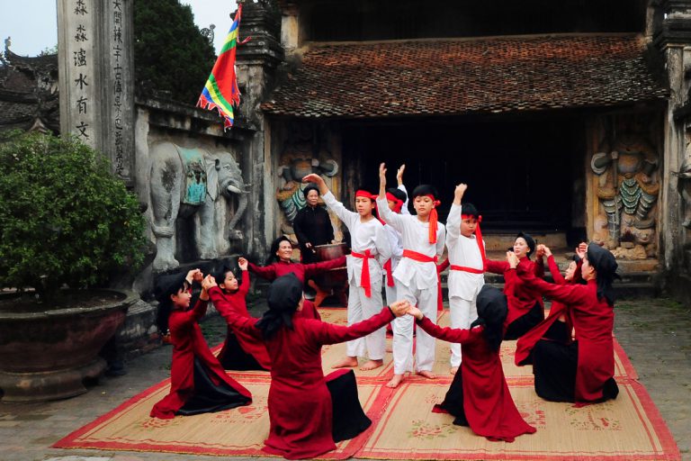 Làng cổ Hùng Lô