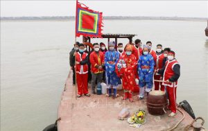 Nghi lễ lấy nước thiêng đầu năm mới từ ngã ba sông ở Phú Thọ.