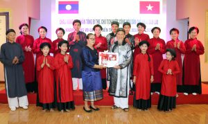 Phu nhân Tổng Bí thư, Chủ tịch nước CHDCND Lào thăm Câu lạc bộ Hát Xoan