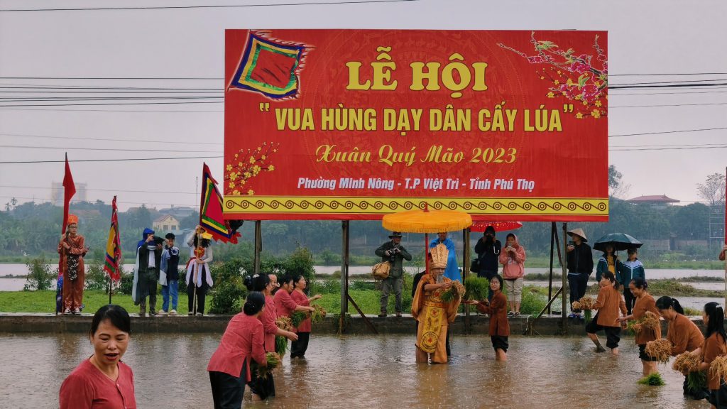 Lễ hội Vua Hùng dạy dân cấy lúa ở Phú Thọ