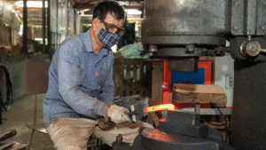 Nơi nghệ nhân thổi hồn vào từng tấc sắt