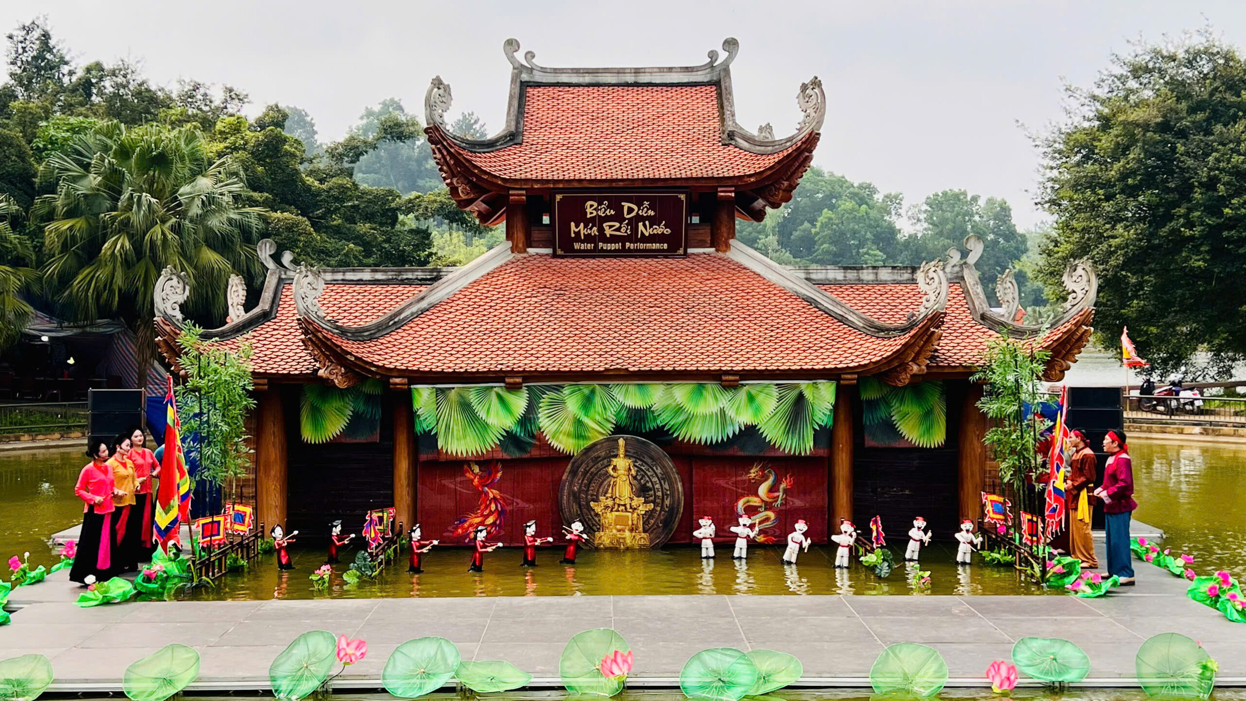 Biểu diễn múa rối nước trên quê hương Đất Tổ