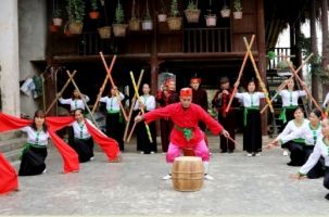 Múa trống đu - nghệ thuật diễn xướng dân gian tiêu biểu của người Mường tại Yên Lập